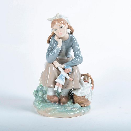 GIRL WITH DOLL 01001211 - LLADRO