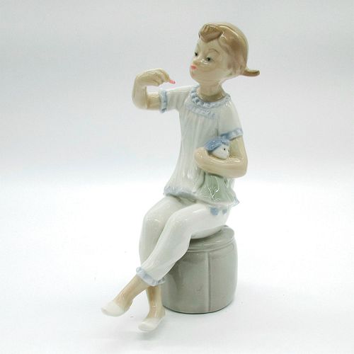 GIRL WITH DOLL 1001083 - LLADRO
