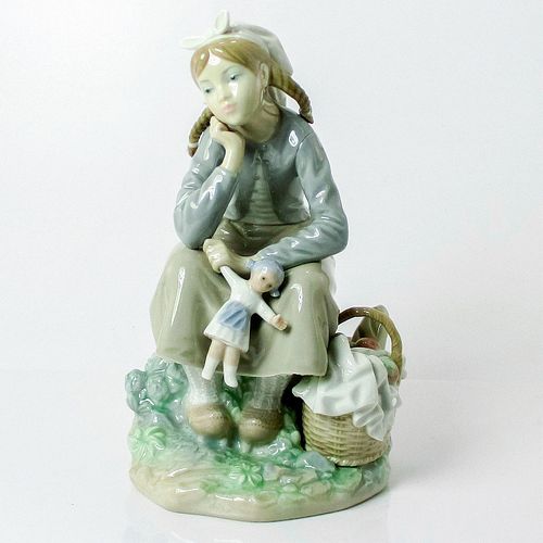 GIRL WITH DOLL 1001211 - LLADRO