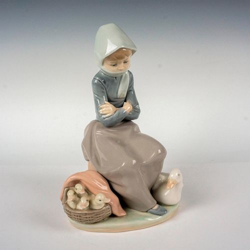 GIRL WITH DUCKS 1001267 - LLADRO