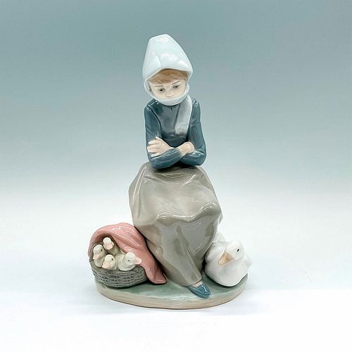 GIRL WITH DUCKS 1001267 - LLADRO