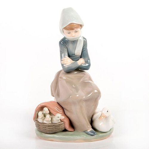 GIRL WITH DUCKS 1001267 - LLADRO