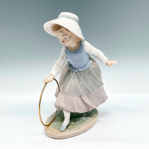 GIRL WITH HOOP - NAO BY LLADRO