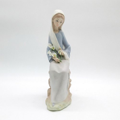 GIRL WITH LILIES SITTING 1014972