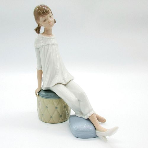 GIRL WITH MOTHER'S SHOE 1001084 -