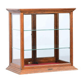 GLASS COUNTERTOP DISPLAY CABIN