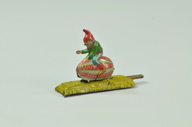 GNOME ON EGG ARTICULATED PENNY