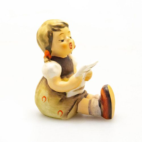 GOEBEL HUMMEL FIGURINE, SEATED GIRL