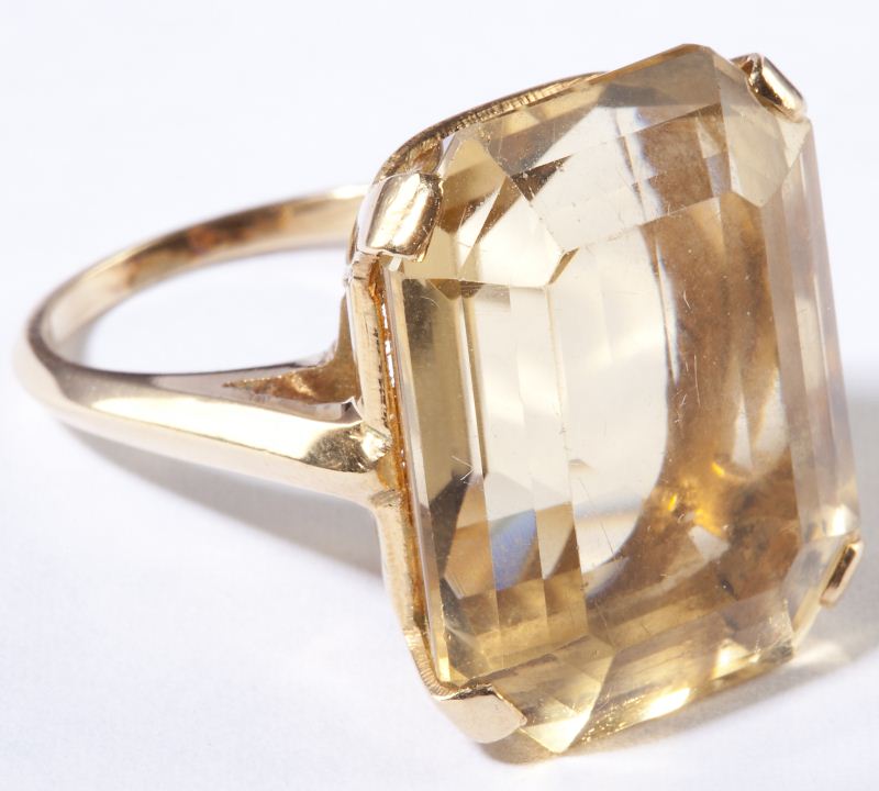 Gold and Citrine Ringcentering on