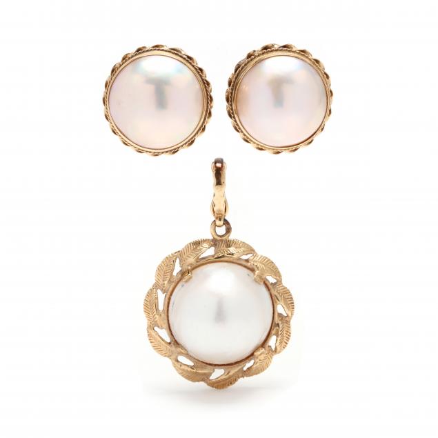 GOLD AND MABé PEARL PENDANT AND A
