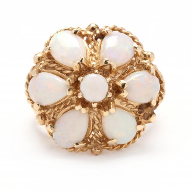 GOLD AND OPAL RING Set in a