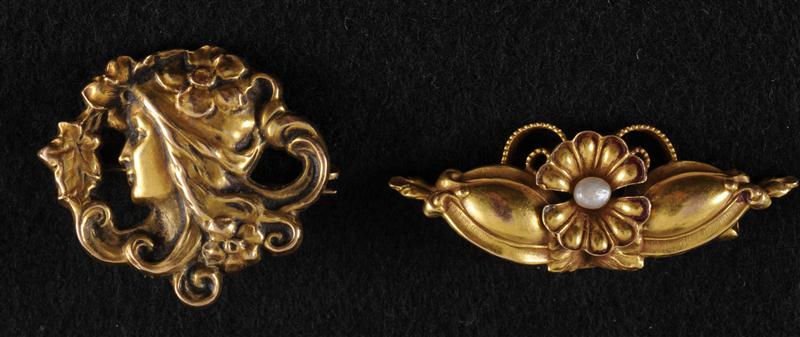 GOLD AND PEARL STICK PIN AND A GOLD