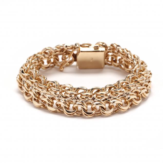 GOLD BRACELET Bracelet comprised of