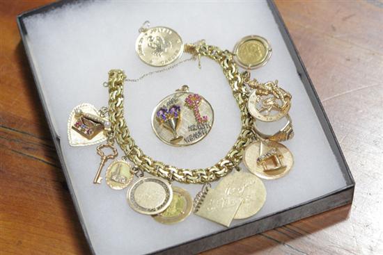GOLD CHARM BRACELET. 18K gold
