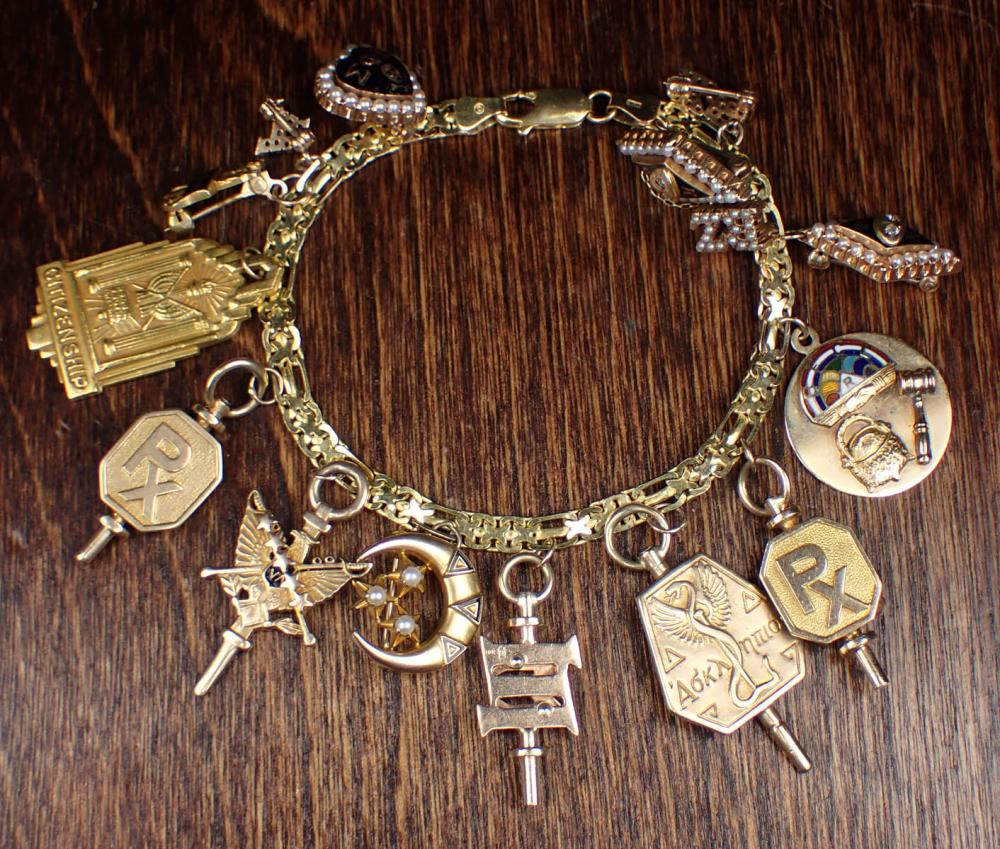GOLD CHARM BRACELETGOLD CHARM