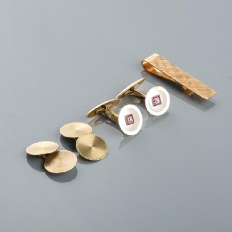 GOLD CUFFLINKS & GOLD TIE BARA pair