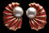 GOLD ENAMEL AND MABE PEARL EAR