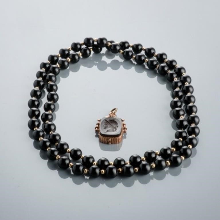 GOLD PENDANT & NECKLACEAn