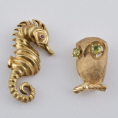 GOLD SEA HORSE PIN AND A GOLD