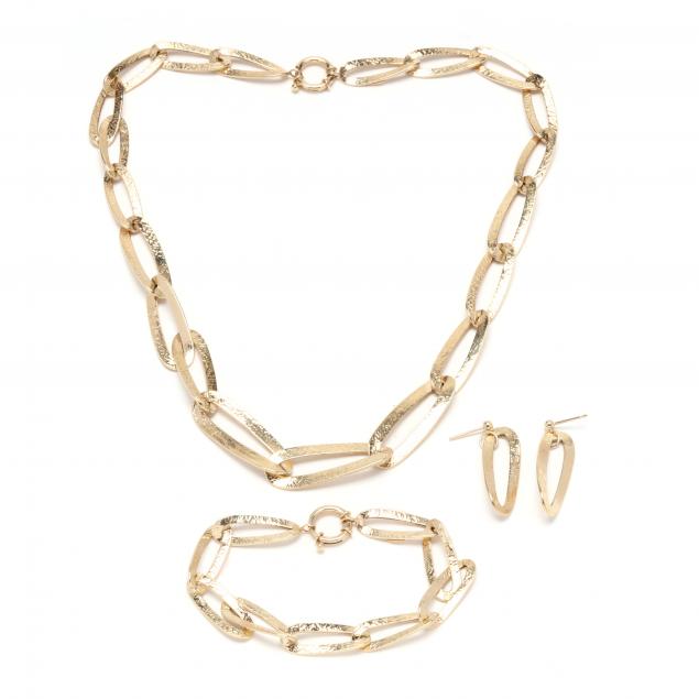 GOLD SUITE, ITALY The necklace