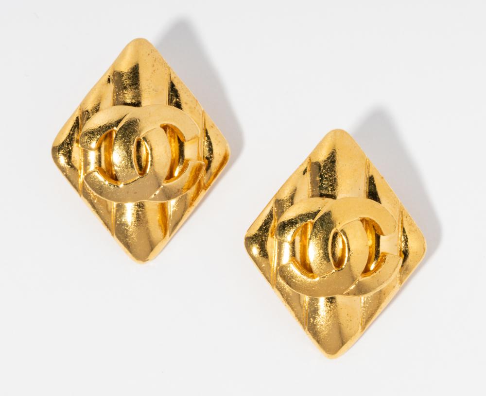 GOLD TONE RHOMBUS CHANEL LOGO