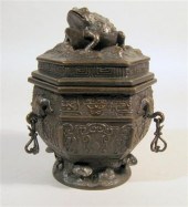 Good Chinese bronze 'toad' cen