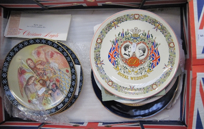 Good tray of Pictorial Plaques