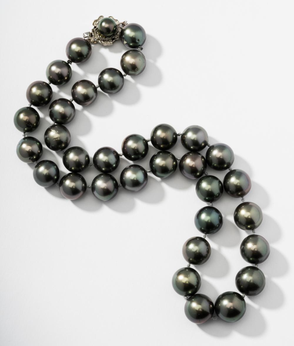 GRADUATED TAHITIAN CULTURED PEARL