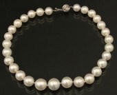 GRADUATING CULTURED PEARL NECK