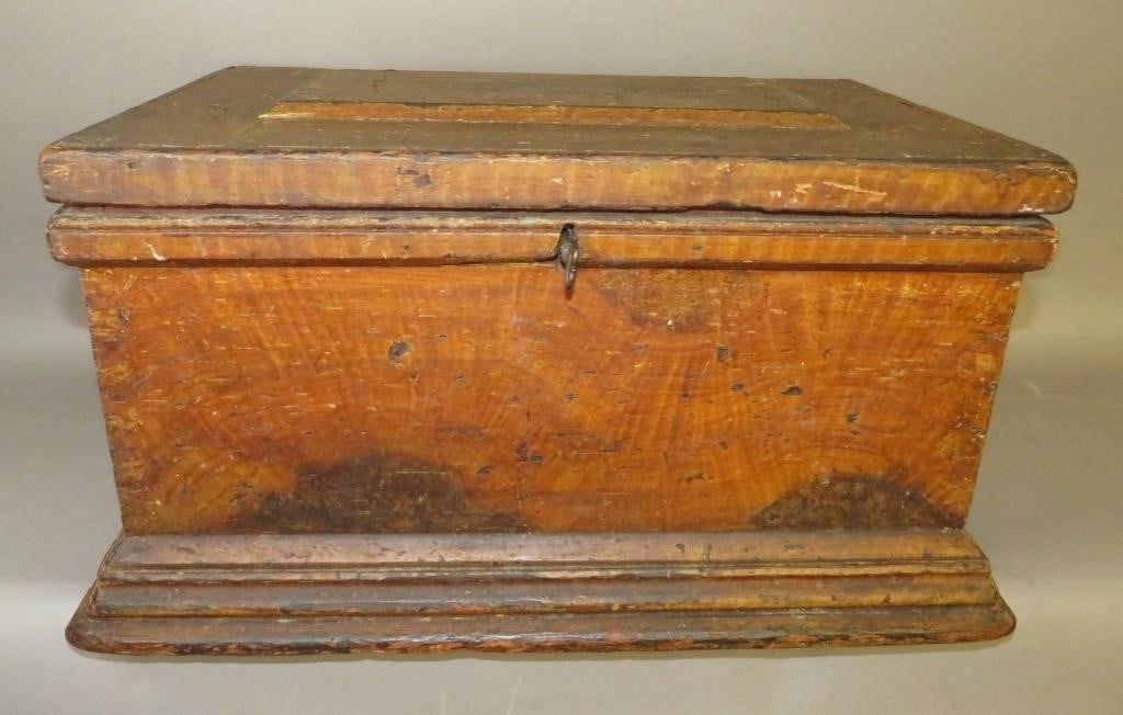 GRAIN & PAINTED SOFTWOOD CHESTca.