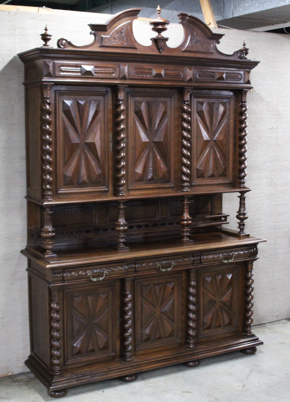 GRAND LOUIS XIII STYLE WALNUT