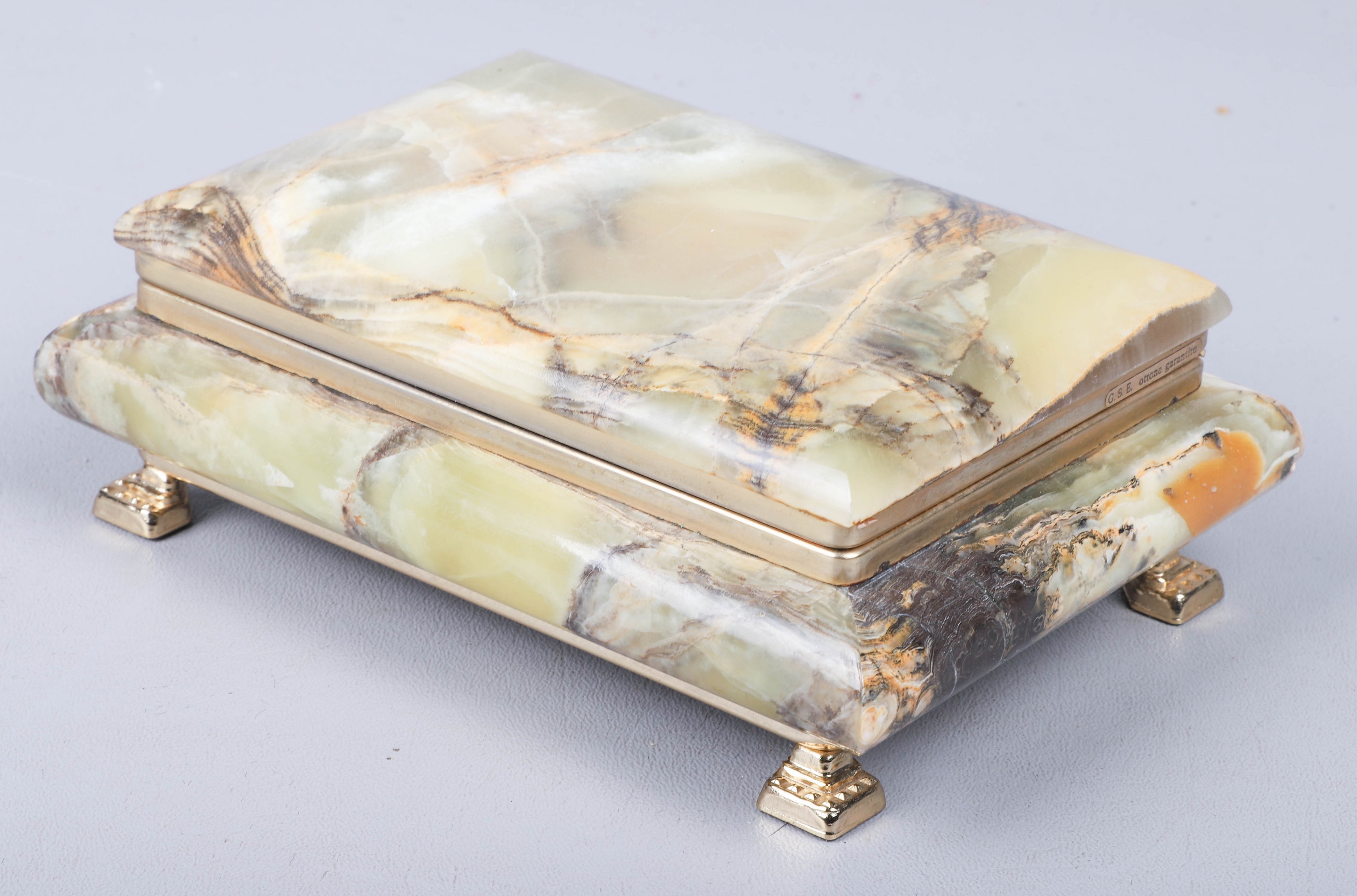 Green agate dresser box, 7"L,