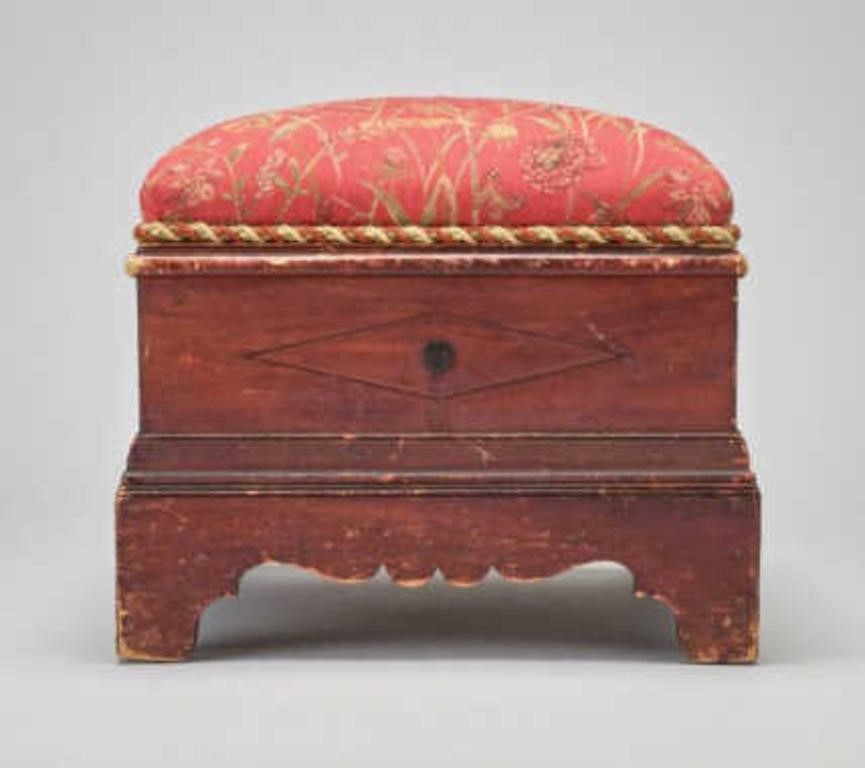 GRIMSBY FOOT STOOLA pine foot stool