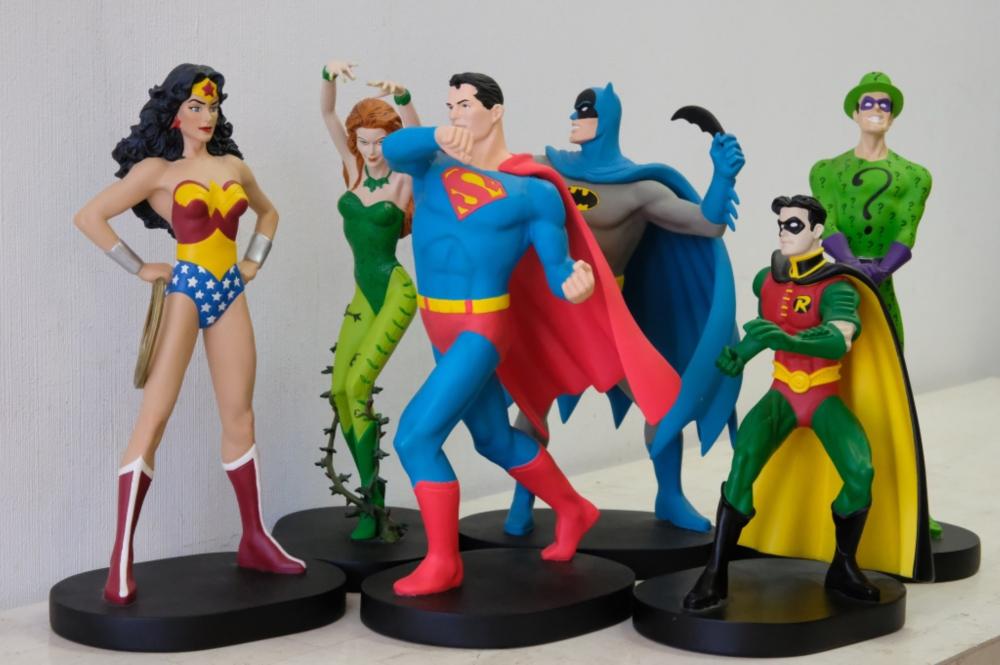 GROUP, 6 WARNER BROS. SUPER HERO