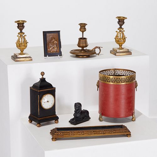 GROUP DECORATIVE OBJECTS AND DESK