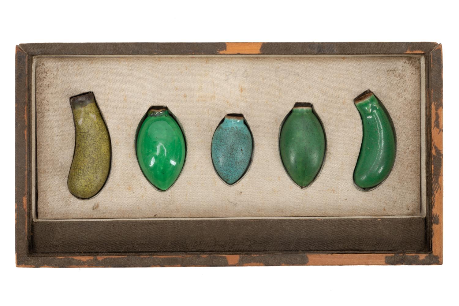 GROUP, FIVE CHINESE MINIATURE SNUFF