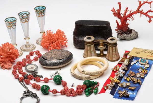 GROUP LOT INCLUDING OPERA GLASSES