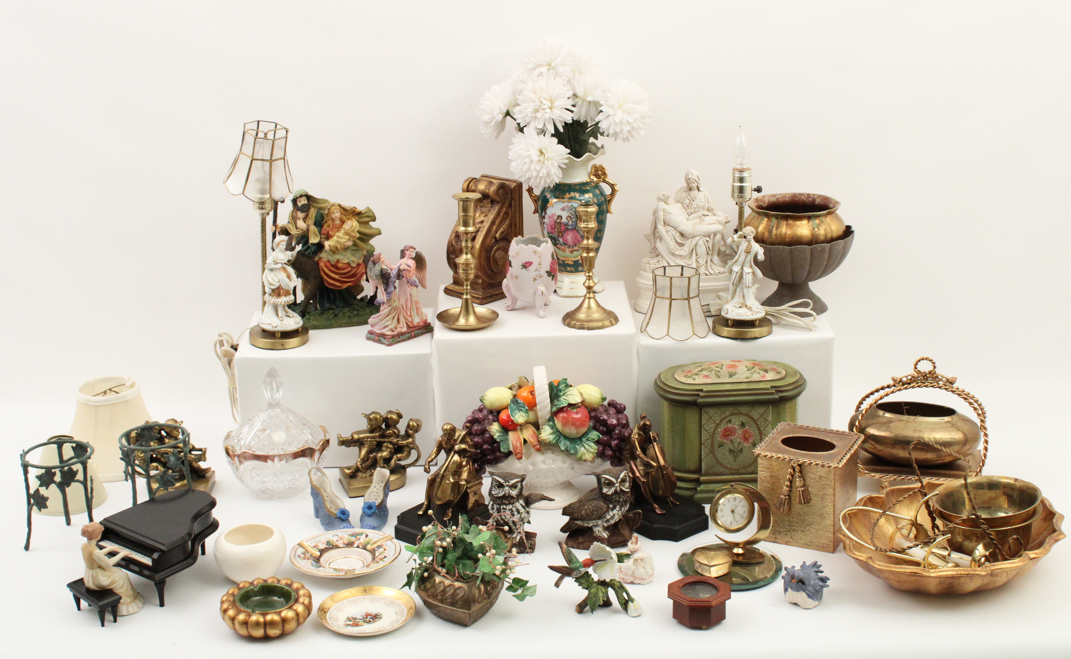 GROUP LOT OF DECORATIVE ARTS