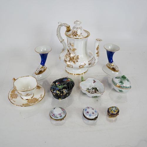 GROUP OF 11 PORCELAIN ITEMSA