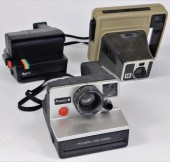 GROUP OF 3 INSTANT CAMERAS Gro