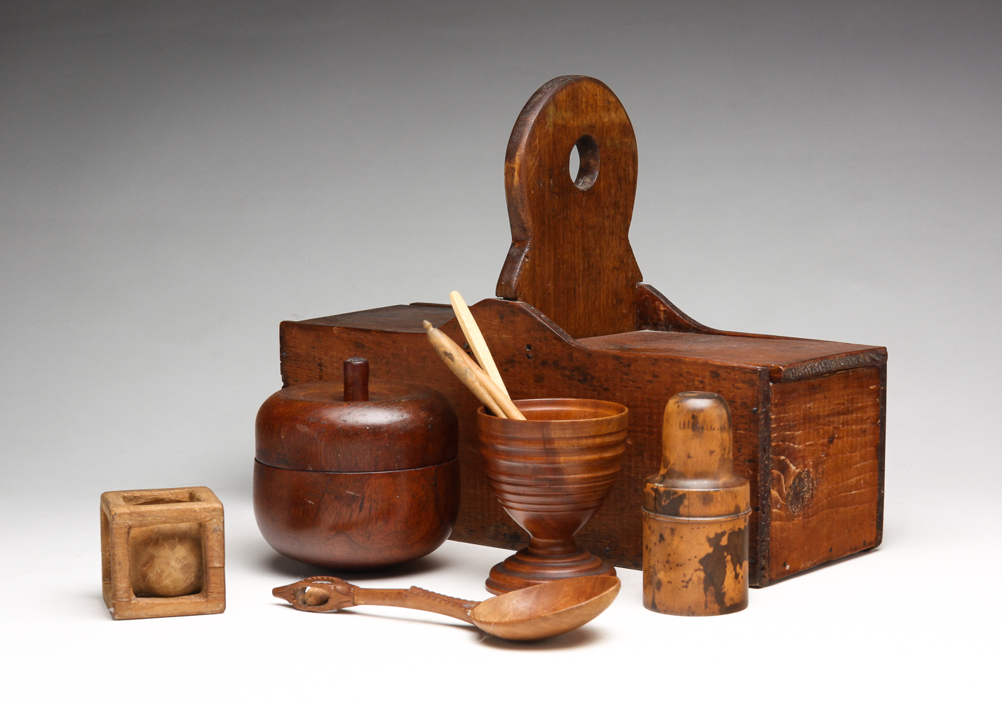 GROUP OF AMERICAN WOODEN PIECES.