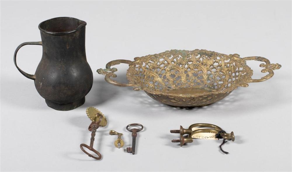 GROUP OF ANTIQUE METAL ITEMSGROUP