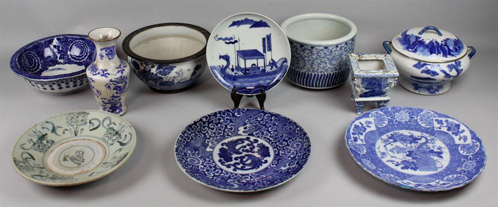 GROUP OF ASIAN BLUE AND WHITE ITEMS