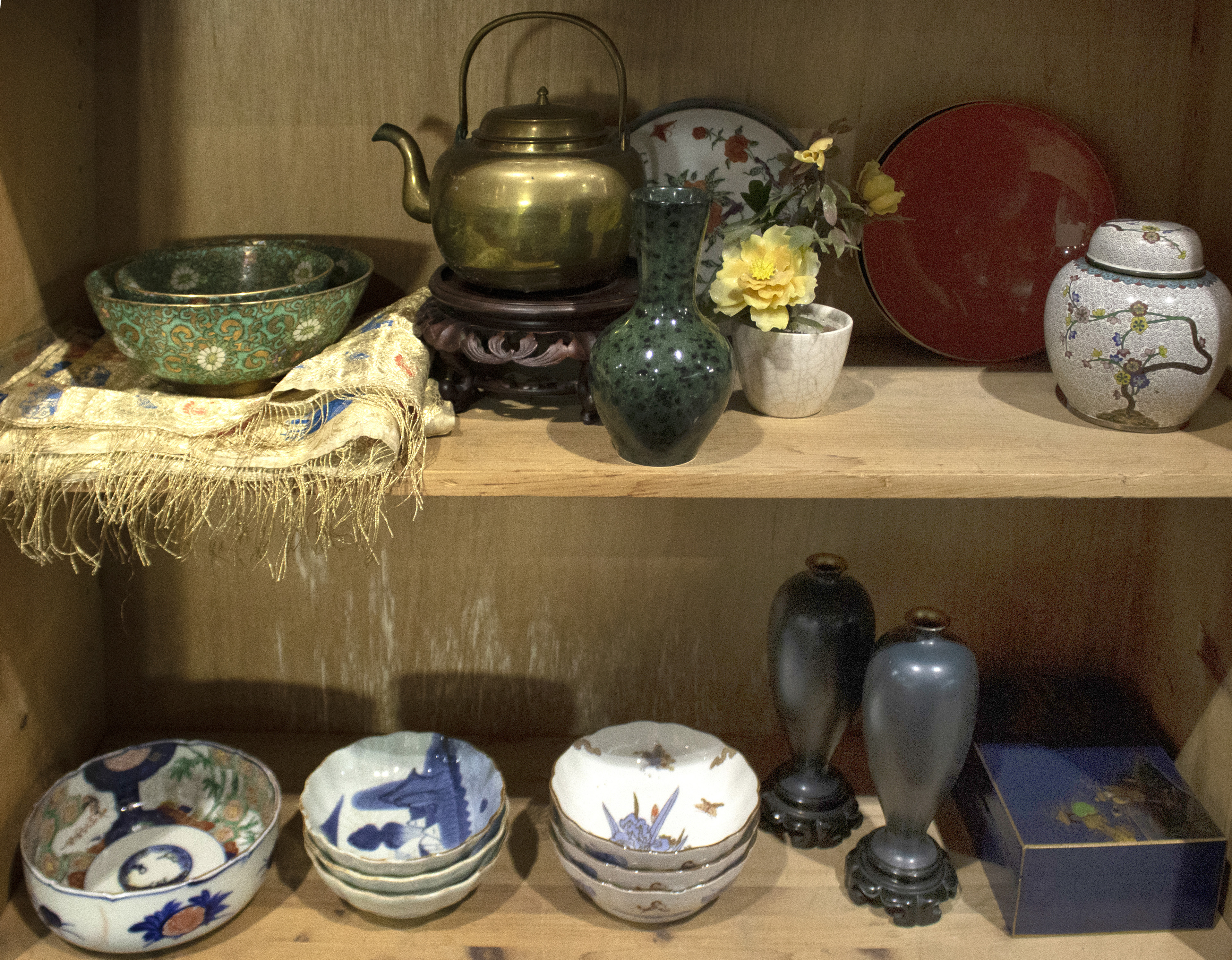 GROUP OF ASIAN DECORATIVE ITEMS