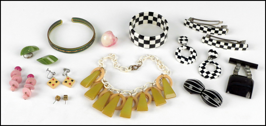 GROUP OF BAKELITE AND PLASTIC
