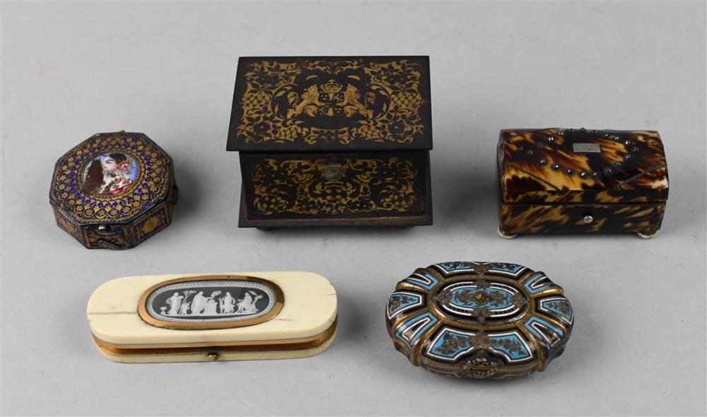 GROUP OF BIBELOTS, 18TH CENTURY AND