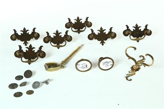 GROUP OF BRASS AND PEWTER ITEMS. 