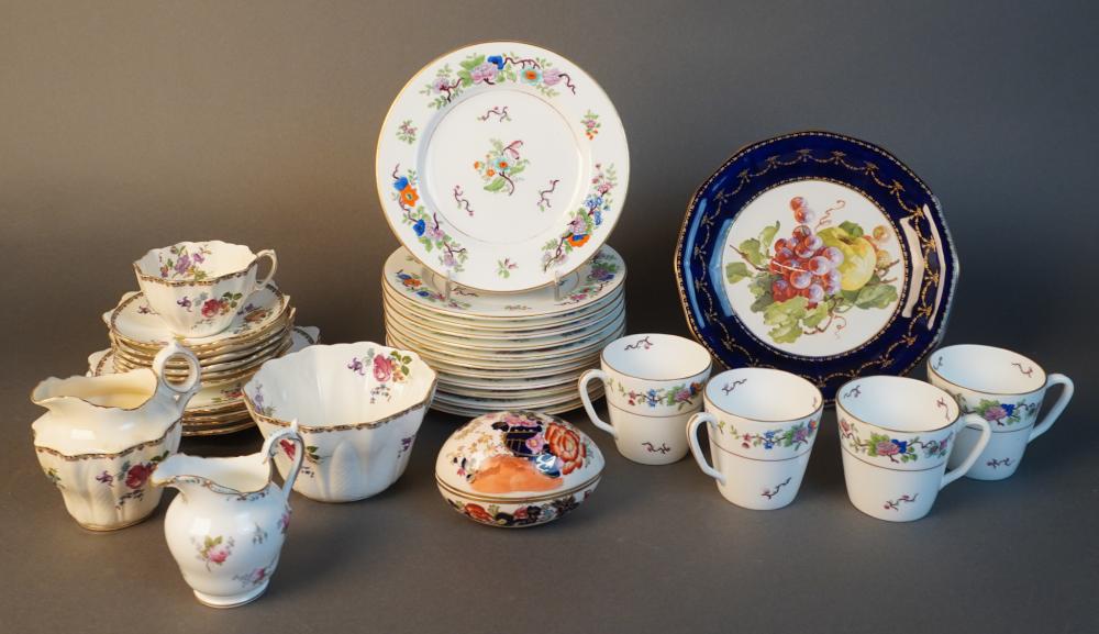 GROUP OF CERAMIC TABLE ARTICLES