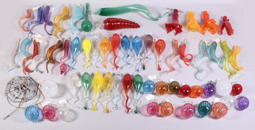 GROUP OF CHIHULY STYLE STUDIO GLASS