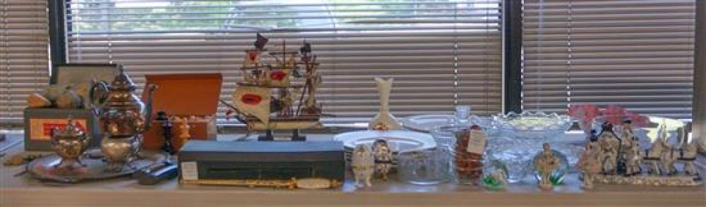 GROUP OF CRYSTAL AND GLASS TABLE